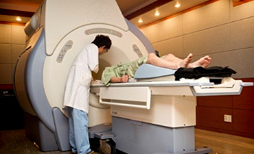 울산자생한방병원 자생치료의 특징-MRI 검사하는 환자와 의사의 모습